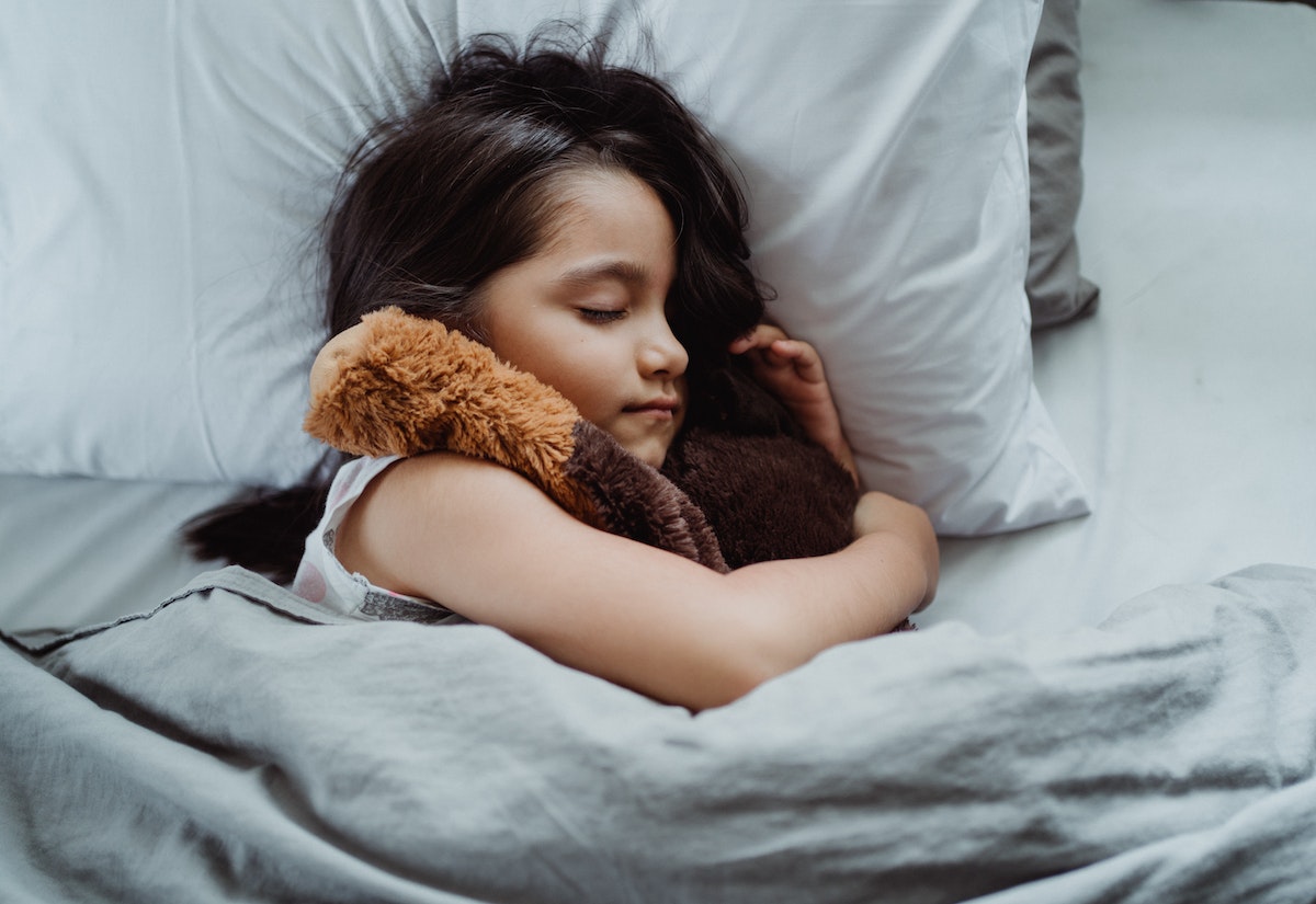 mignon petit enfant garçon ayant un cauchemar mauvais rêve dormir